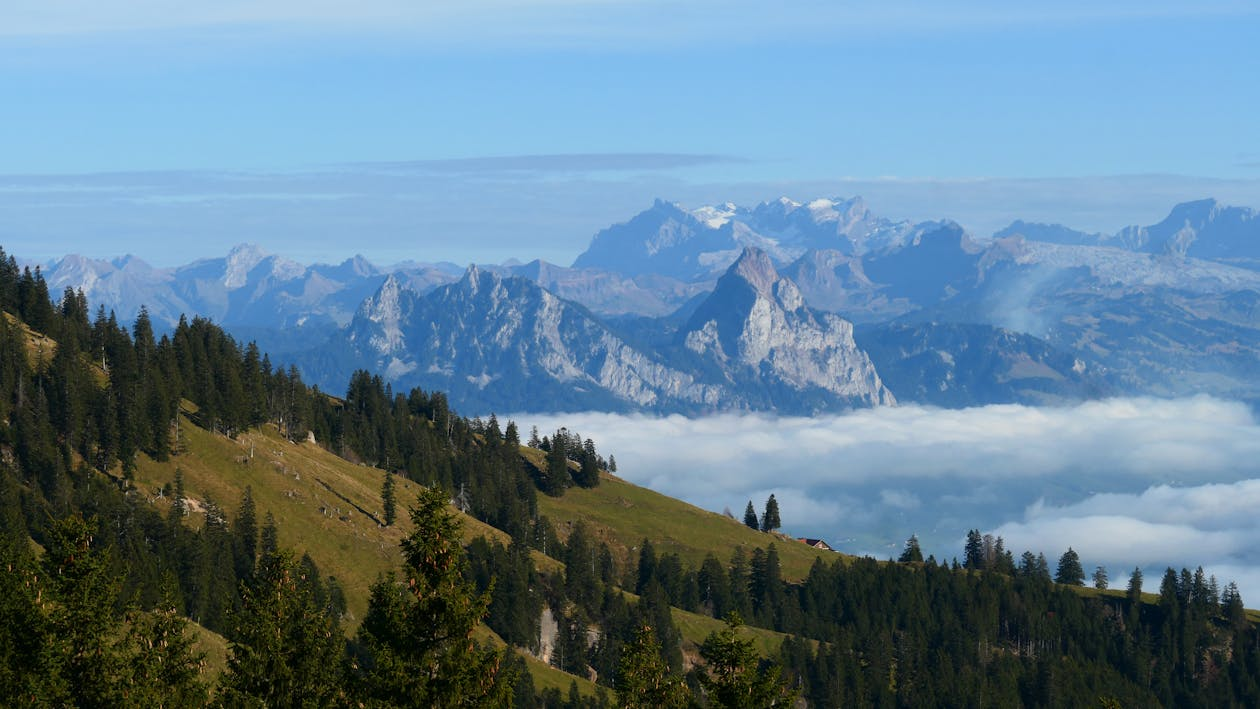 https://www.pexels.com/photo/stunning-view-of-swiss-alps-with-foggy-landscape-30000713/