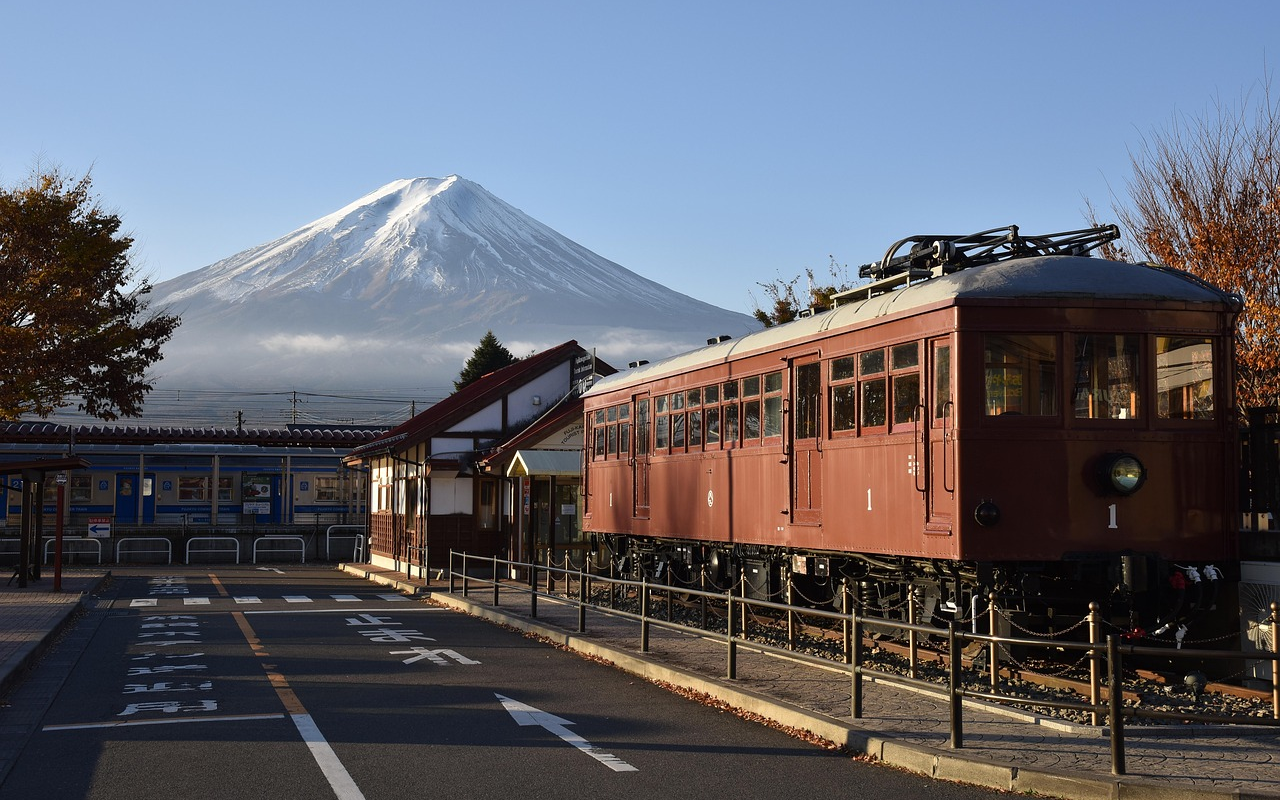 https://cdn.pixabay.com/photo/2022/02/26/11/52/mount-fuji-7035628_1280.jpg