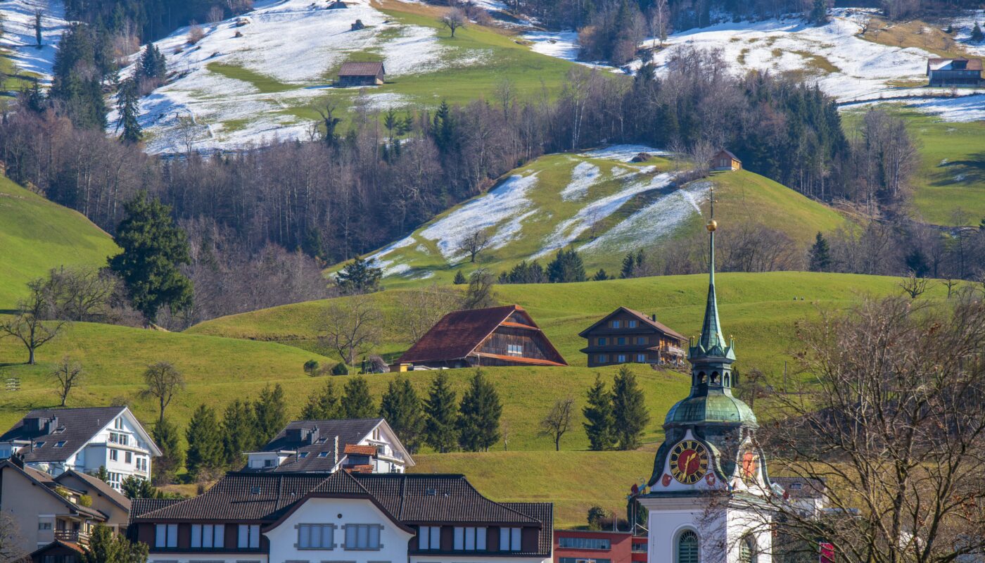 https://pixabay.com/photos/town-mountains-switzerland-winter-7043964/