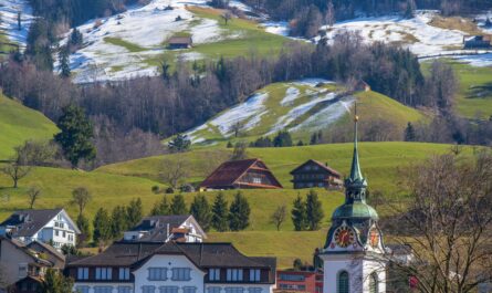 https://pixabay.com/photos/town-mountains-switzerland-winter-7043964/