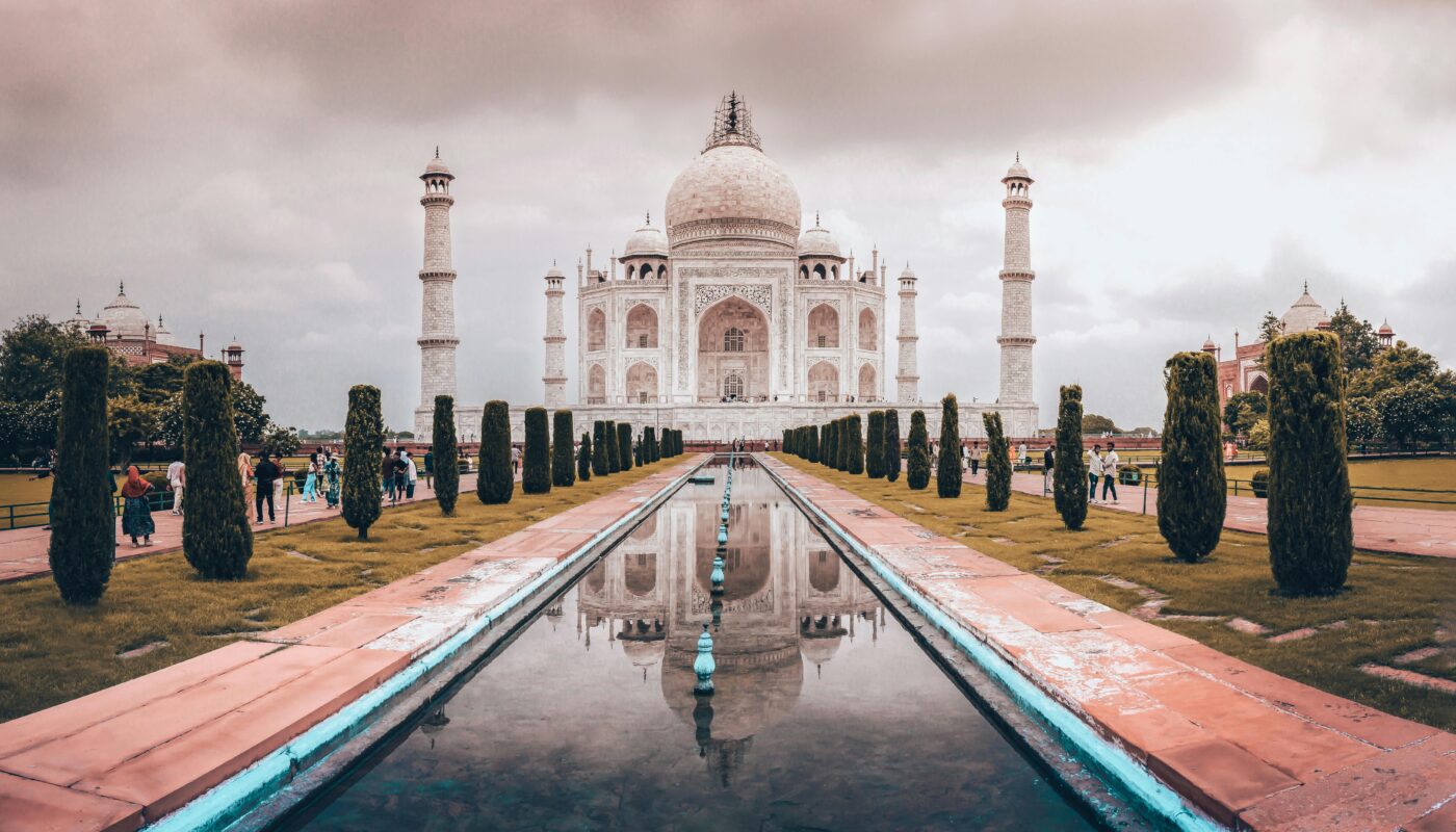 https://www.pexels.com/photo/taj-mahal-reflected-in-tranquil-pool-at-sunset-33777273/