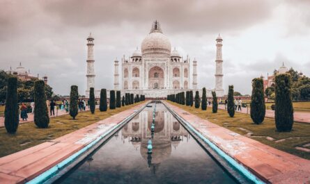 https://www.pexels.com/photo/taj-mahal-reflected-in-tranquil-pool-at-sunset-33777273/