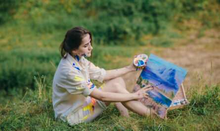 https://www.freepik.com/free-photo/woman-painting-picture-sitting-grass_1051393.htm#fromView=search&page=2&position=29&uuid=2bd89796-4249-4c5e-bfb4-b1df26363964&query=Artist+nature+Exhibitions+Inspired+by+Rigi