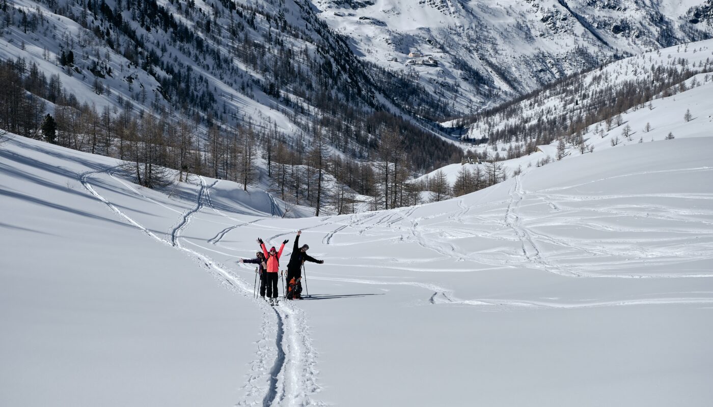 https://www.magnific.com/free-photo/forested-mountain-covered-snow-people-hiking-col-de-la-lombarde_11343638.htm#fromView=search&page=1&position=4&uuid=bfa6d866-7ed7-4c06-b75d-f5cde84cc84e&query=Snowshoe+Trails+on+Mount+Rigi%3A+A+Beginner%E2%80%99s+Guide